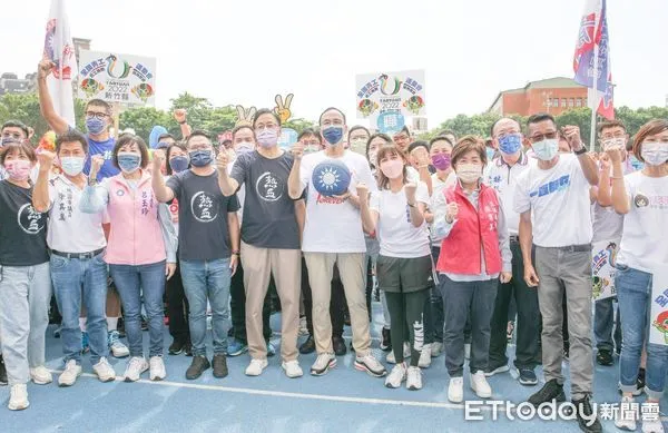 ▲國民黨桃園市長張善政競選團隊成員今天正式出爐，立委呂玉玲擔任主任委員，議長邱奕勝擔任後援會總會長，圖為日前在桃園活動中兩人同框畫面。（資料照／記者沈繼昌翻攝）