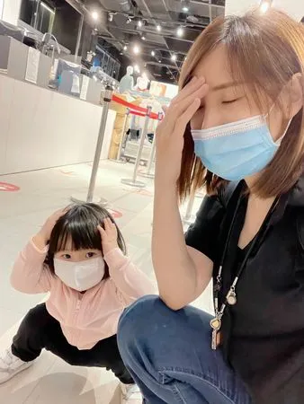 ▲潔哥推車帶2歲女兒出門，爬樓梯被嗆「擋路」。（圖／翻攝自臉書／潔哥/李秉潔）