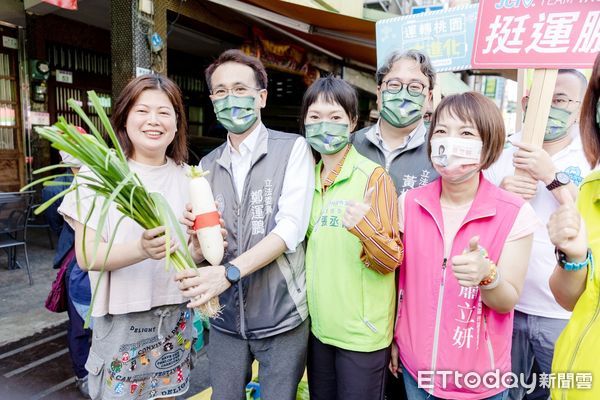 ▲民進黨桃園市參選人鄭運鵬今日上午到楊梅傳統市場拜票，熱心攤商送上大蒜象徵「凍蒜」。（圖／記者沈繼昌翻攝）