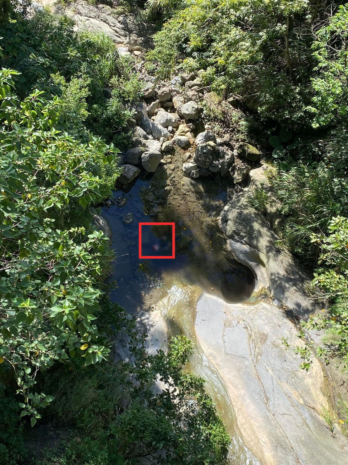 ▲▼阿婆灣重機翻覆。（圖／翻攝臉書／大埔阿婆灣-路況回報）