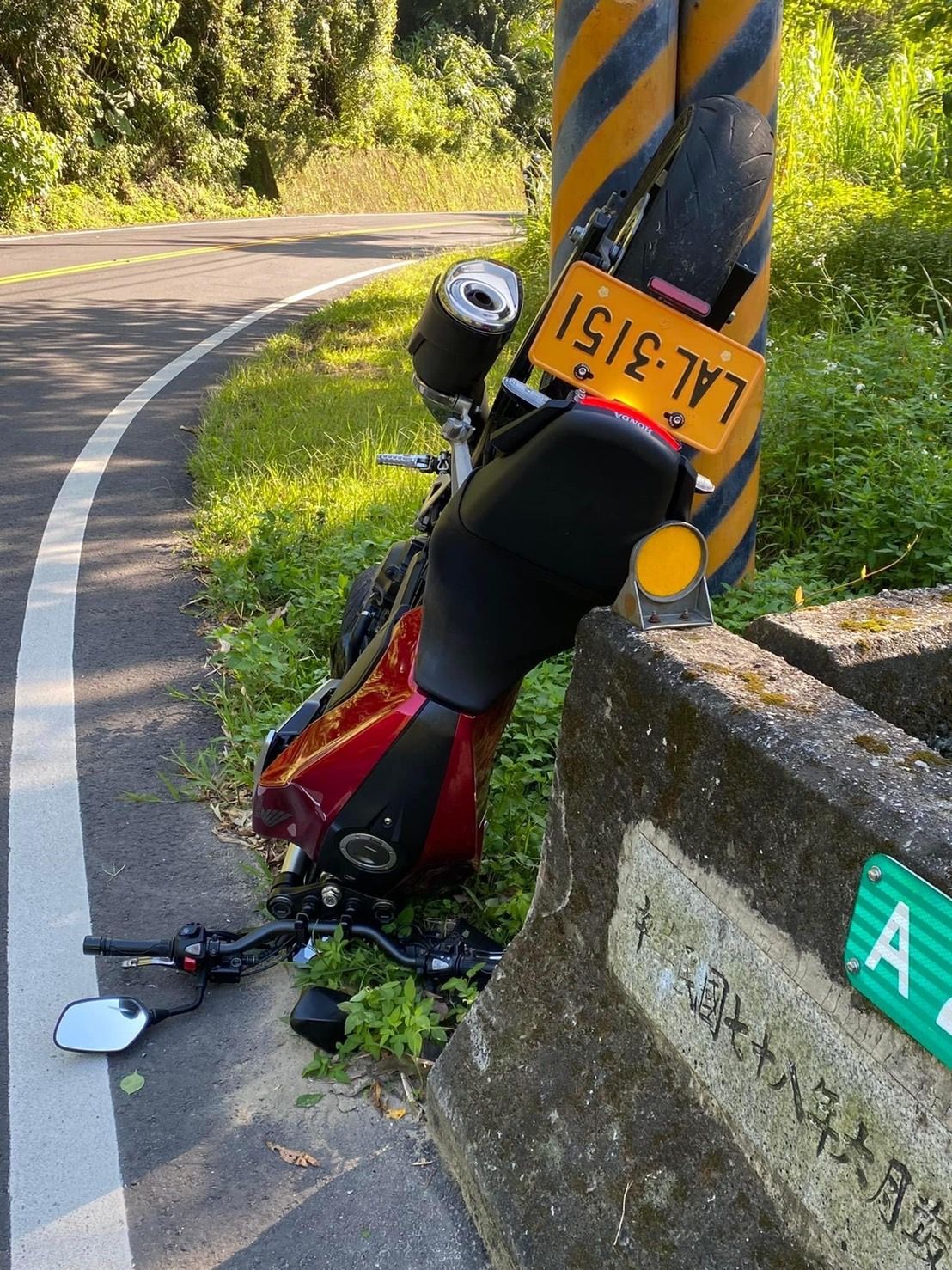 ▲▼阿婆灣重機翻覆。（圖／翻攝臉書／大埔阿婆灣-路況回報）