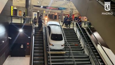 偷車開進地鐵站！　「車身卡樓梯動不了」嫌犯驗出有吸