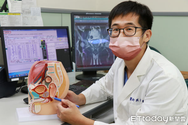 1.使用達文西手術系統進行泌尿科手術，提高手術的精準與安全。2.3 賴韋宏醫師向病患說明病灶及達文西手術進行病灶切除的過程。4. 嘉義基督教醫院泌尿科賴韋宏醫師  。（圖／嘉義基督教醫院提供）