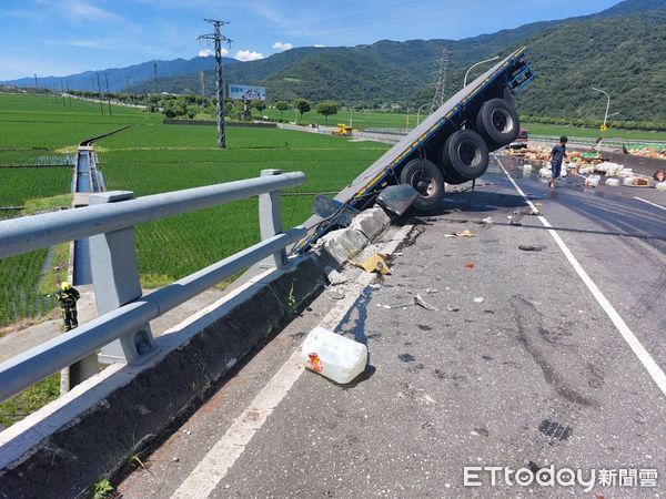 ▲▼ 台9線嚴重事故，傷亡不明搶救中 。（圖／記者柯政誟翻攝）