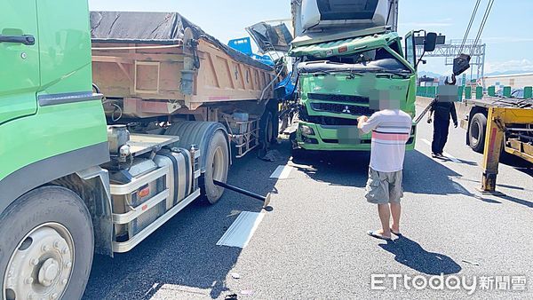 ▲1輛大貨車今（27）日上午行經國2西向10.3K處時失控擦撞同向聯結車，造成後方嚴重回堵。（圖／記者沈繼昌翻攝）