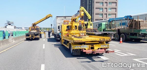 ▲1輛大貨車今（27）日上午行經國2西向10.3K處時失控擦撞同向聯結車，造成後方嚴重回堵。（圖／記者沈繼昌翻攝）