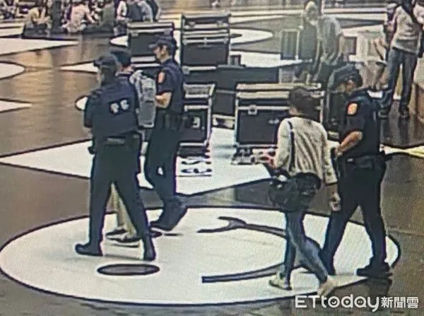 ▲▼台北車站大廳27日有1名男子精神狀況不穩定，竟然持滅火器「當場掃射」。（圖／記者邱中岳翻攝）