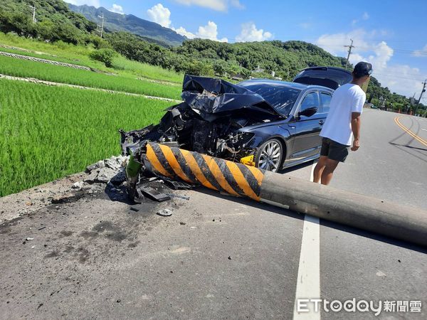 ▲▼苗栗休旅車迴轉撞斷電線桿，造成對向騎士閃避不及當場撞上。（圖／記者蔡文淵翻攝）