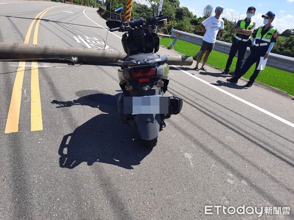 ▲▼苗栗休旅車迴轉撞斷電線桿，造成對向騎士閃避不及當場撞上。（圖／記者蔡文淵翻攝）