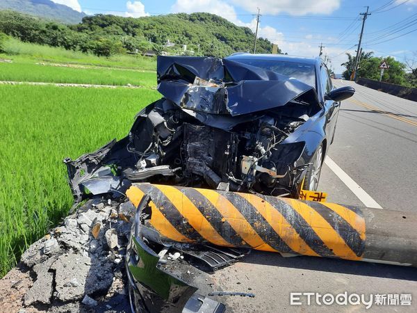 ▲▼苗栗休旅車迴轉撞斷電線桿，造成對向騎士閃避不及當場撞上。（圖／記者蔡文淵翻攝）