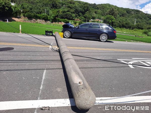 ▲▼苗栗休旅車迴轉撞斷電線桿，造成對向騎士閃避不及當場撞上。（圖／記者蔡文淵翻攝）