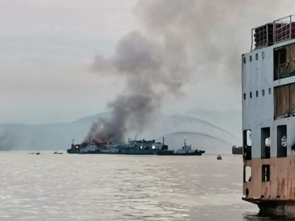 ▲▼菲律賓馬尼拉一處港口附近25日有渡輪起火，船上至少載有85人，其中1名婦女受傷。（圖／路透）