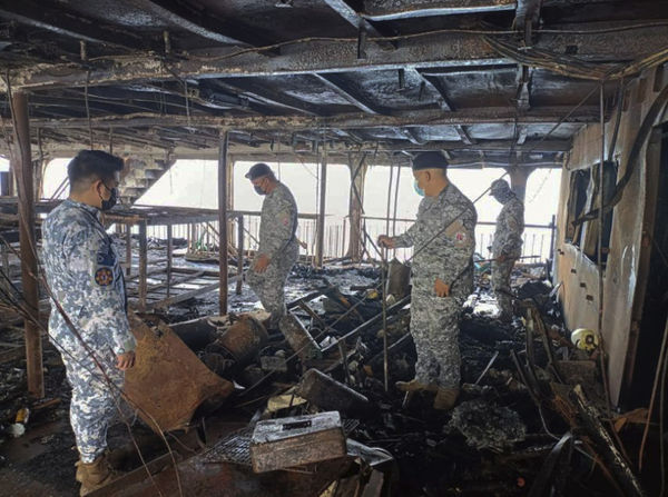 ▲▼菲律賓馬尼拉一處港口附近25日有渡輪起火，船上至少載有85人，其中1名婦女受傷。（圖／達志影像／美聯社）