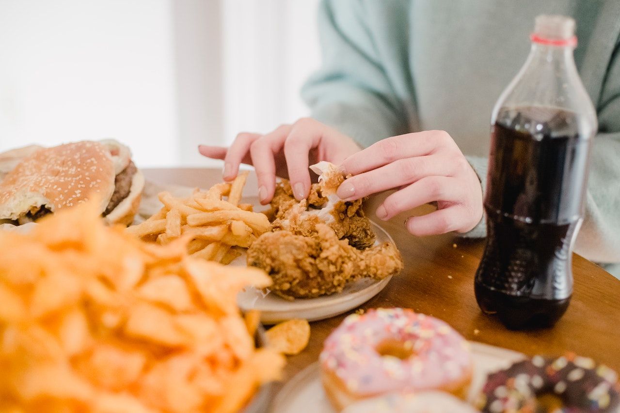 ▲▼垃圾食物，暴飲暴食，炸雞薯條可樂。（圖／翻攝unsplash,pexels）