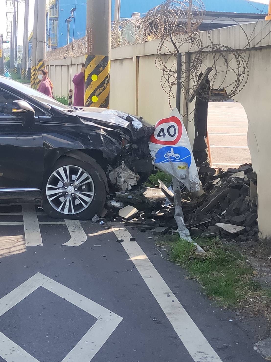 ▲▼高雄小客車衝撞重機！化工廠被撞出大洞…20歲男意識昏迷。（圖／民眾提供）