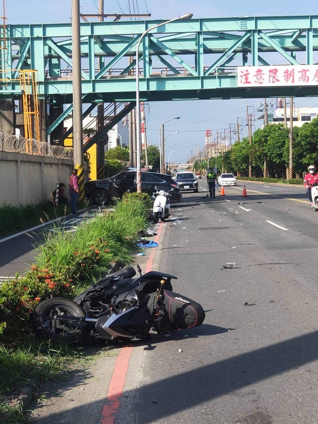 ▲▼高雄小客車衝撞重機！化工廠被撞出大洞…20歲男意識昏迷。（圖／民眾提供）