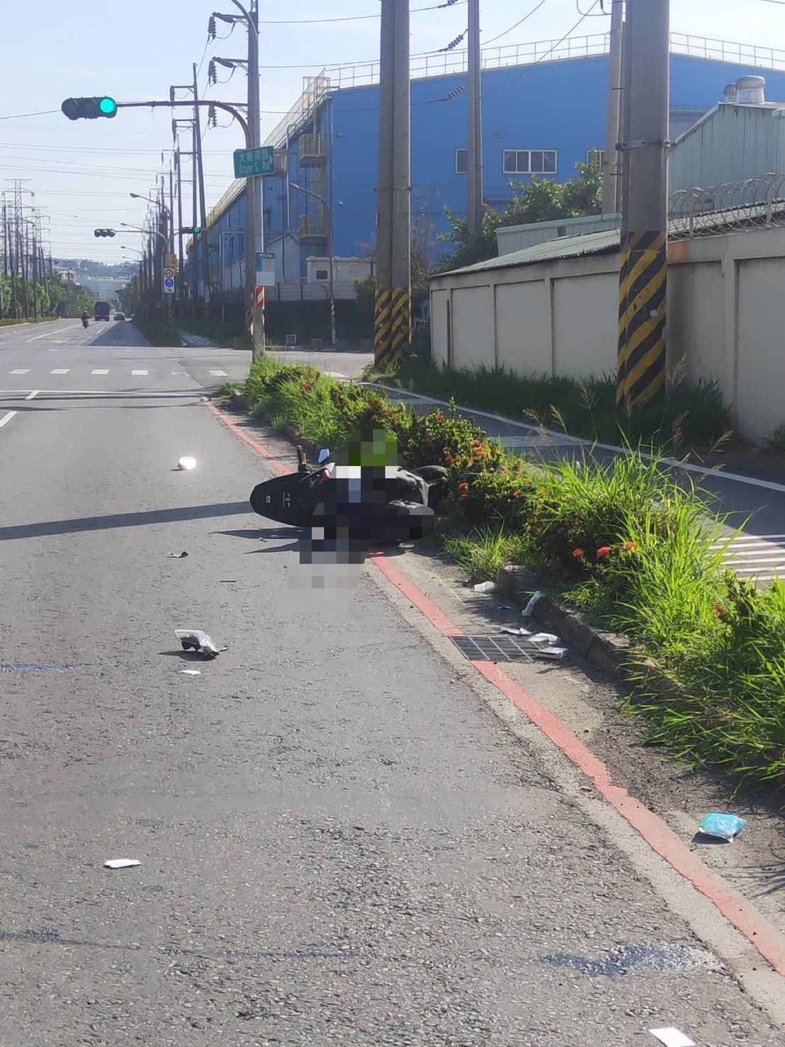 ▲▼高雄小客車衝撞重機！化工廠被撞出大洞…20歲男意識昏迷。（圖／民眾提供）