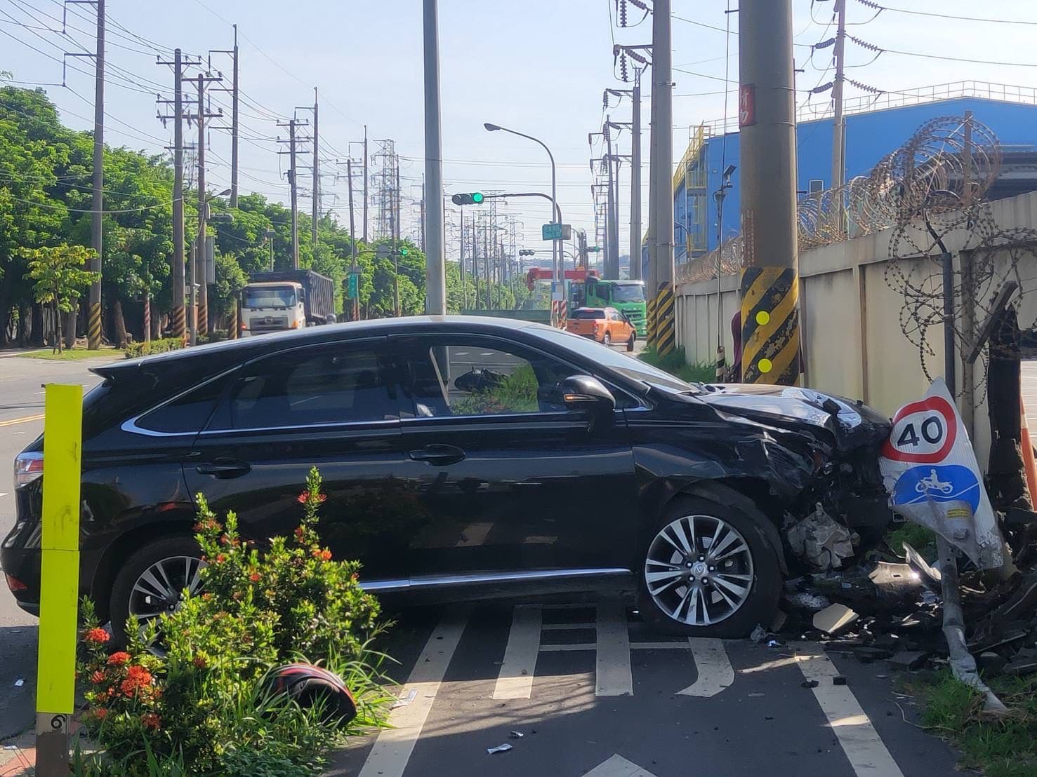 ▲▼高雄小客車衝撞重機！化工廠被撞出大洞…20歲男意識昏迷。（圖／民眾提供）