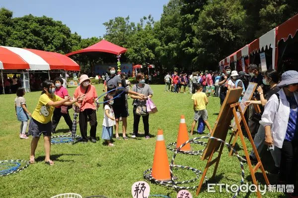 ▲雲林祖父母節慶祝活動今日盛大舉行，由雲林縣長張麗善與古坑鄉長沈勝騰、縣府教育處長邱孝文共同表揚祖孫孝悌典範。（圖／記者蔡佩旻翻攝）