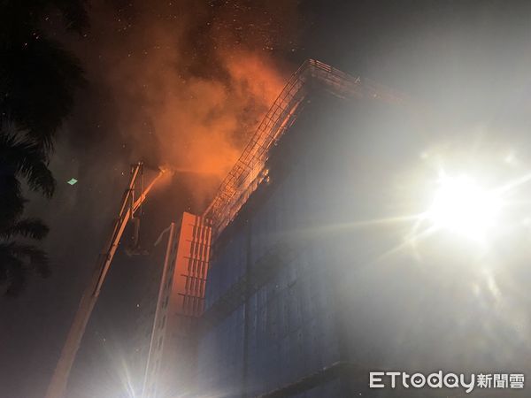▲▼三重12層樓大樓工地大火，消防隊出動雲梯車灌救。（圖／記者戴上容翻攝）