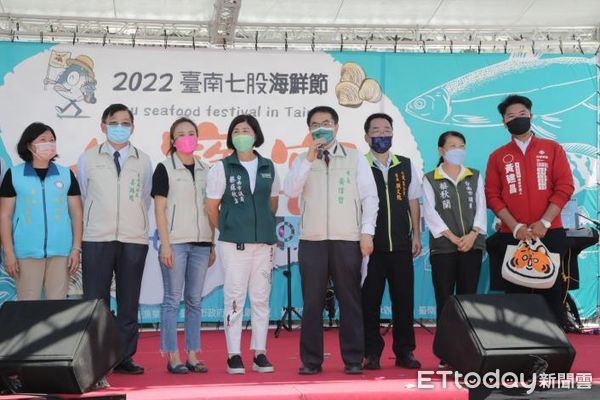 ▲2022台南七股七寶宴於27日中午在七股鹽山盛大辦理，台南市長黃偉哲到場，與來自全國各地的鄉親們一同品嚐美味海鮮料理。（圖／記者林悅翻攝，下同）