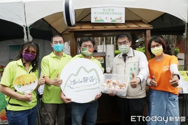 ▲台南噍吧哖事件紀念園區舉辦「玉井淺山市」，多家特色農特產及文創攤位齊聚，台南市長黃偉哲27日親自到場走逛，表達對青農的支持。（圖／記者林悅翻攝，下同）