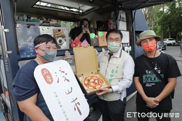 ▲台南噍吧哖事件紀念園區舉辦「玉井淺山市」，多家特色農特產及文創攤位齊聚，台南市長黃偉哲27日親自到場走逛，表達對青農的支持。（圖／記者林悅翻攝，下同）