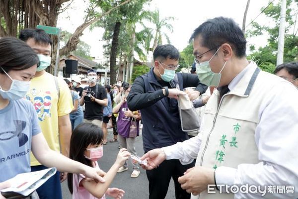 ▲台南噍吧哖事件紀念園區舉辦「玉井淺山市」，多家特色農特產及文創攤位齊聚，台南市長黃偉哲27日親自到場走逛，表達對青農的支持。（圖／記者林悅翻攝，下同）