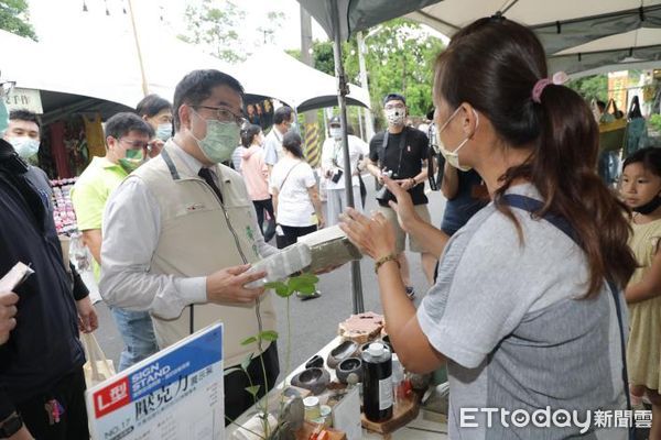 ▲台南噍吧哖事件紀念園區舉辦「玉井淺山市」，多家特色農特產及文創攤位齊聚，台南市長黃偉哲27日親自到場走逛，表達對青農的支持。（圖／記者林悅翻攝，下同）