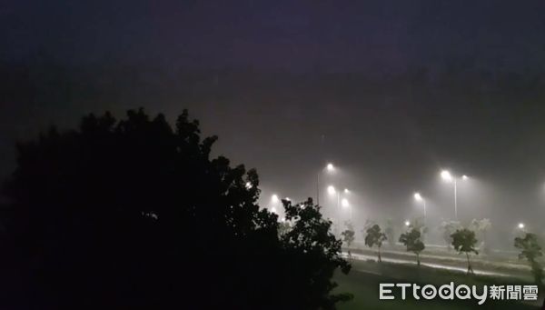 ▲雲林下起狂風暴雨宛如颱風，民眾拍下閃電天空表示根本是壞掉的日光燈。（圖／民眾提供）