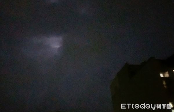 ▲雲林下起狂風暴雨宛如颱風，民眾拍下閃電天空表示根本是壞掉的日光燈。（圖／民眾提供）