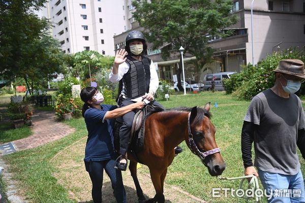 ▲▼ 「樂齡運動促健康 馬兒陪伴不孤單」樂齡健康訓練場豐富長輩的生命。（圖／嘉義市政府提供）