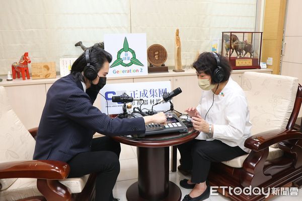 ▲▼ 正成集團捐贈Podcast 黃敏惠市長感謝為市政宣傳添利器  。（圖／嘉義市政府提供）