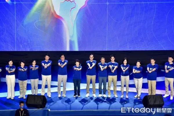 ▲▼國民黨全代會,在黨主席朱立倫帶領下,黨提名直轄市市長及市議員、縣市長候選同志一齊上台展現團結。（圖／記者李毓康攝）