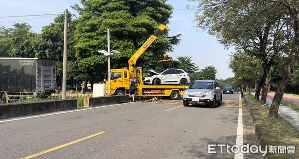 ▲▼  嘉義市清水路車禍，百萬休旅車頭全毀 。（圖／讀者提供）