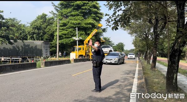 ▲▼  嘉義市清水路車禍，百萬休旅車頭全毀 。（圖／讀者提供）