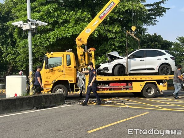 ▲▼  轉彎疑未注意前車　百萬休旅追撞大貨卡車頭全毀 。（圖／讀者提供）