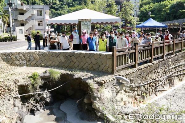 ▲台南市長黃偉哲積極推動山區建設，28日特地至白河區關子嶺視察寶泉露頭上方邊坡治理及步道復建工程，確保坡地治理改善成果，打造安全舒適觀光景點。（圖／記者林悅翻攝，下同）