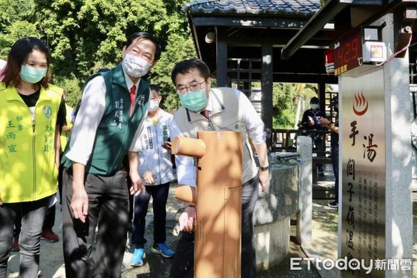 ▲台南市長黃偉哲積極推動山區建設，28日特地至白河區關子嶺視察寶泉露頭上方邊坡治理及步道復建工程，確保坡地治理改善成果，打造安全舒適觀光景點。（圖／記者林悅翻攝，下同）