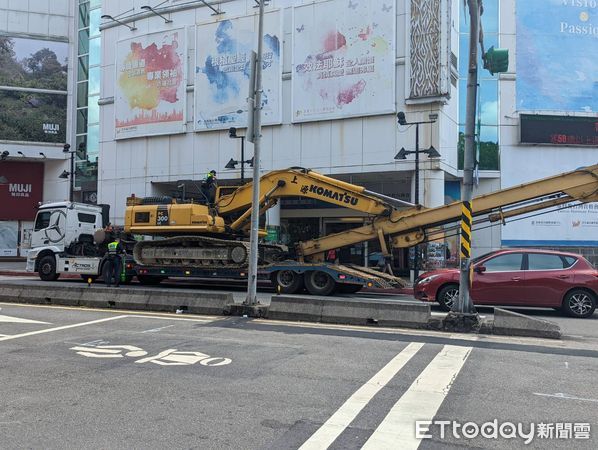 ▲▼台北市文山區景中街拖車撞斷號誌桿。（圖／記者林冠吟攝）