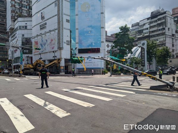 ▲▼台北市文山區景中街拖車撞斷號誌桿。（圖／記者林冠吟攝）