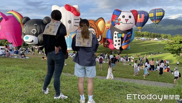 ▲兩名21歲的女孩子相約騎車環島，來到鹿野看熱氣球，還不忘徵男友             。（圖／記者吳奕靖攝）