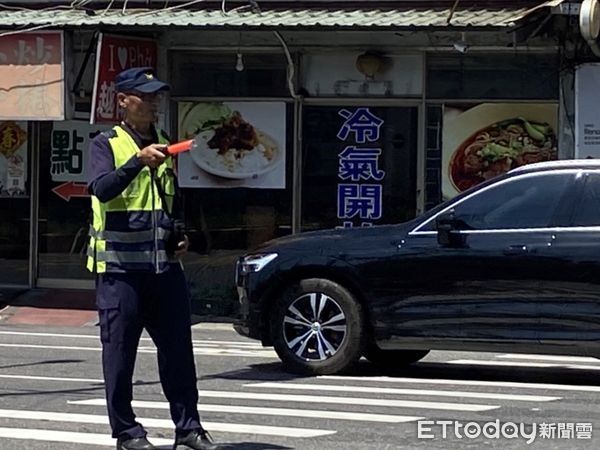 ▲枋寮警分局建興派出所長李天寶逢疏導交通            。（圖／記者陳崑福翻攝，下同）