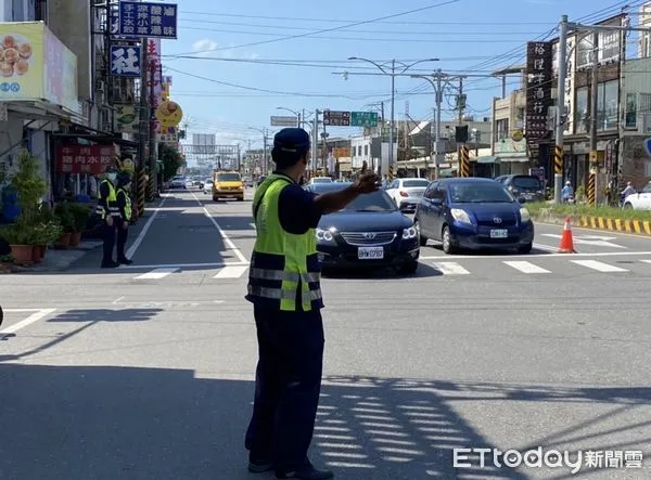 ▲枋寮警分局建興派出所長李天寶逢疏導交通            。（圖／記者陳崑福翻攝，下同）