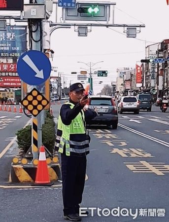 ▲枋寮警分局建興派出所長李天寶逢疏導交通            。（圖／記者陳崑福翻攝，下同）