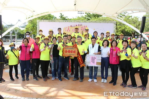 ▲宣誓大會共有45個志工隊伍參加，每個隊伍都準備了自己的專屬隊旗，在地的社區也帶來獨具特色的演出，展現志工服務的活力與熱情。（圖／記者蔡佩旻翻攝）