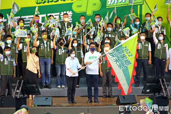 ▲民進黨提名雲林縣長參選人劉建國今日舉行「雲林縣百工百業挺劉建國後援會成立大會」，民進黨主席、總統蔡英文蒞臨現場授與戰旗。（圖／記者蔡佩旻攝）