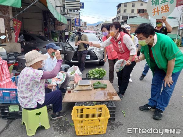 ▲立委暨台北市長參選人陳時中發言人莊瑞雄陪蔡培慧掃街拜票。（圖／蔡培慧競選總部提供）