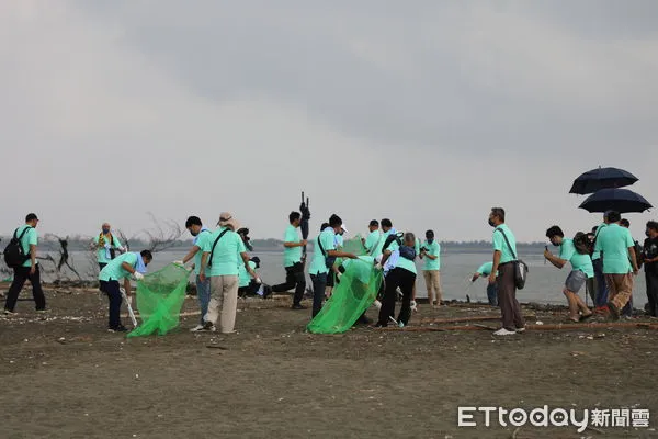 ▲▼ 嘉義縣政府、企業及在地民眾攜手淨海 。（圖／記者翁伊森翻攝）