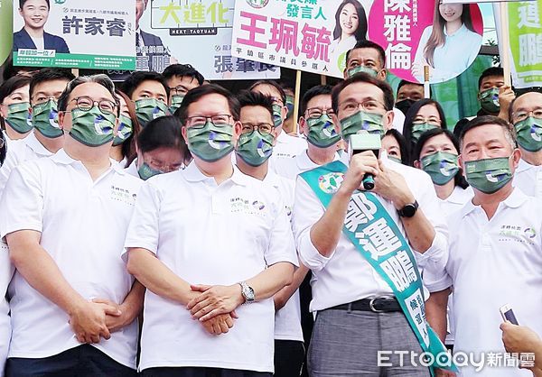 ▲桃園市長參選人鄭運鵬今天前往市選委會登記，鄭運鵬表示，桃園這一仗，比其他縣市來的關鍵，是對鄭市長的肯定，也是對蔡英文的肯定。（圖／記者沈繼昌翻攝）